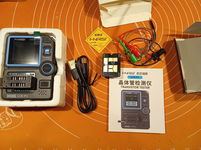Tester LCR-P1 z akcesoriami: przewody, adapter SMD, kabel USB i instrukcja