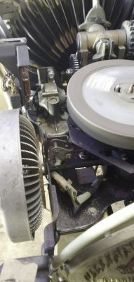 Szafa grająca ,,Rock-Ola 453,, - Zacięty mechanizm od podawania płyt. Szafa grająca ,,Rock-Ola 453,, - Zacięty mechanizm od podawania płyt.