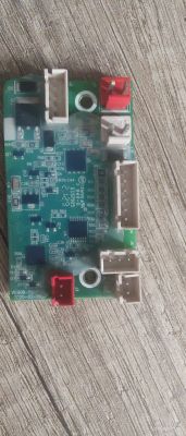 Płytka drukowana z różnymi złączami i komponentami elektronicznymi