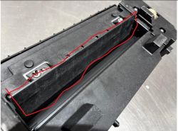 Czarny element zespołu grzewczego drukarki Ricoh z podłużnym paskiem oznaczonym czerwoną linią.