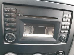 Jak aktywować AUX w radiu Mercedes MF2830 przez ukryte menu?