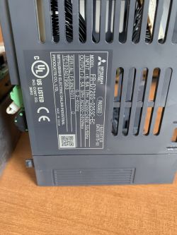 Falownik FR-D720S-025SC-EC potrzebuję zdjęcia kabelka łączącego MB z panelem