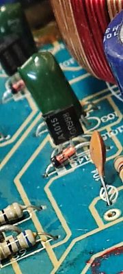 Zdjęcie spalonego tranzystora A1015 na płytce drukowanej.