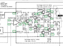 Fragment schematu elektronicznego wzmacniacza z zaznaczonymi pomiarami napięć przy poszczególnych elementach tranzystorowych i układach scalonych.
