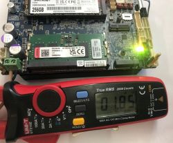 Płyta PCB z modułem RAM Kingston i dyskiem SSD Patriot 256 GB obok miernika cęgowego z odczytem 0,185