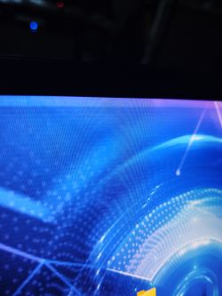 Górna część ekranu laptopa z widocznym poziomym paskiem w innym kolorze