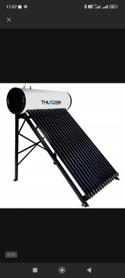 Kolektor solarny marki Thunder z zasobnikiem na czarnej ramie.
