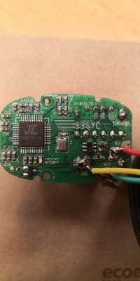 Czy można do transmitera FM z BT podłączyć mikrofon zewnętrzny?