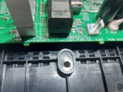 Fragment zielonej płytki drukowanej subwoofera LG SPN8-W z widocznym numerem modelu EAX69080001 ver 1.5 oraz elementami elektronicznymi.