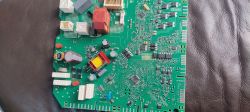 Nahaufnahme einer Hauptplatine eines elektronischen Geräts mit verschiedenen Komponenten.