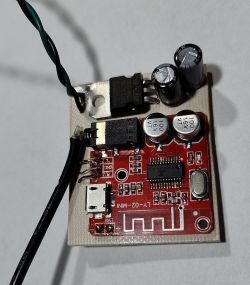 Moduł Bluetooth z kondensatorami i przewodami
