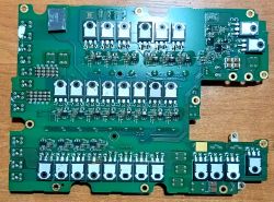Płyta mocy z licznymi tranzystorami i elementami elektronicznymi na drewnianym tle
