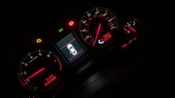 Wymiana licznika RB4 z czerwonym FIS na kolorowy w Audi A4 b6 2003, konfiguracja kablem KKL