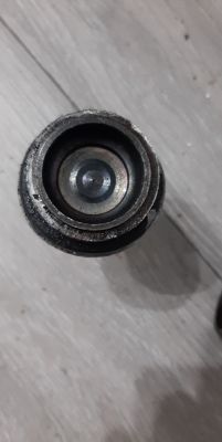 Metalowa część w kształcie cylindra z wgłębieniem, widziana z góry.