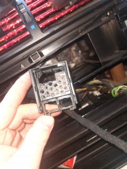 BMW E46 - Przejściówka z dużej kostki radia na dwie mniejsze: gdzie kupić?