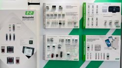 Ściana ekspozycyjna z produktami F&amp;F: przekaźniki, sterowniki, liczniki energii i wskaźniki.