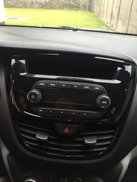 Jak bezpiecznie wyjąć fabryczne radio z ramką w Opel Karl?