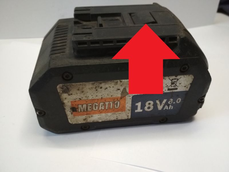 Zamienny akumulator Megatto 18V 8Ah do narzędzi Bosch z dużą czerwoną strzałką wskazującą zaczep.