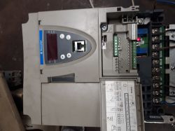 Falownik Schneider Electric Altivar z panelem i otwartą listwą zaciskową oraz świecącą diodą LED