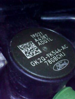 Wtryskiwacz z oznaczeniami kodowymi i logo Ford.