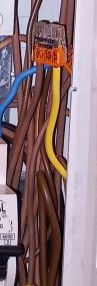 Zbliżenie na wiązkę przewodów elektrycznych w rozdzielnicy.