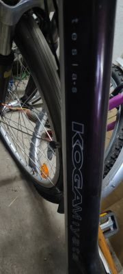 Zbliżenie na ramę roweru Koga Miyata z napisem teslas