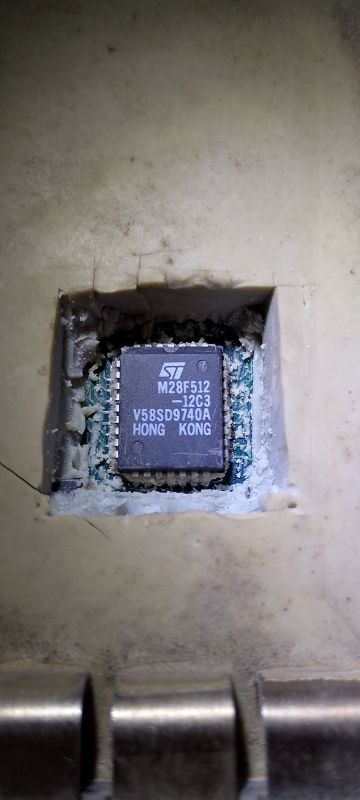 Czip STMicroelectronics M28F512 zamontowany w sterowniku