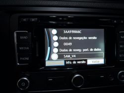 Autoinfotainmentsystem zeigt Navigationsversionsdaten auf Portugiesisch