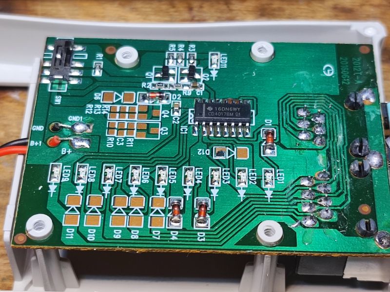 Zdjęcie wewnętrznej części płytki PCB testera kabli.