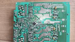 Zbliżenie na zieloną płytkę PCB z gęsto rozmieszczonymi komponentami elektronicznymi