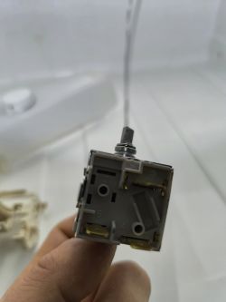 Zbliżenie na wnętrze tabliczki urządzenia elektronicznego trzymanej w dłoni.
