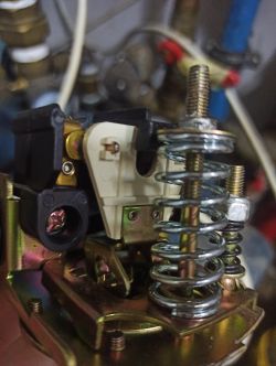 Zbliżenie na mechanizm z sprężyną i częściami elektrycznymi.