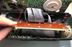Widok wnętrza radiobudzika z płytką PCB i taśmą połączeniową