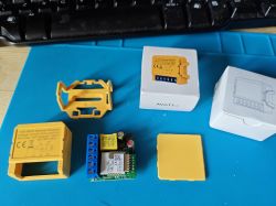 Avatto DMS16-W1 Smart Dimmer Switch Components of the Avatto DMS16-W1 smart dimmer switch on a blue mat.