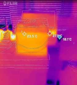 Zdjęcie termowizyjne pokazujące akumulator z widocznymi różnicami temperatur