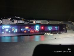 Zbliżenie na tablicę rozdzielczą Renault Espace z komunikatem Service Required