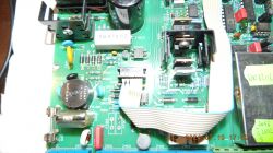 Wejście do podzespołu elektronicznego z płytką z obwodami i taśmą połączeniową.