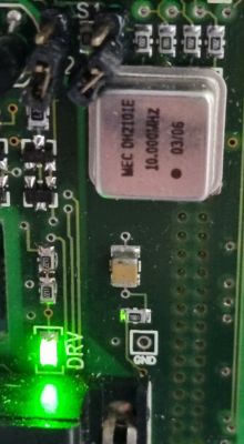 Zbliżenie na płytkę drukowaną z generatorem 10.000mHz, oznaczenie MEC OM2101E.