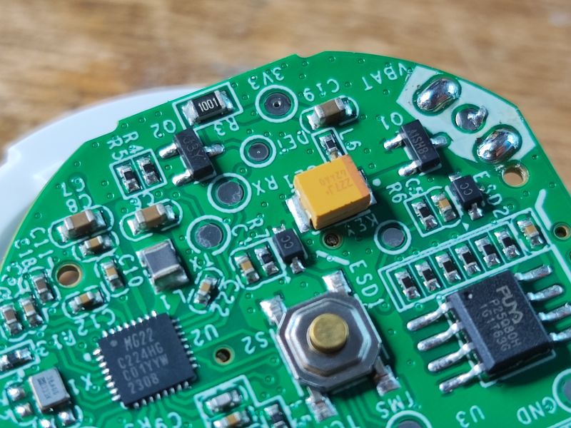 Zbliżenie na płytkę drukowaną Sonoff SNZB-01P z widocznymi elementami elektronicznymi.