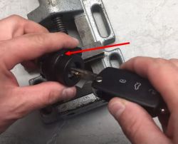 Jak ściągnąć pętlę immo ze stacyjki w VW Golf V - dostęp do zapadek zamka