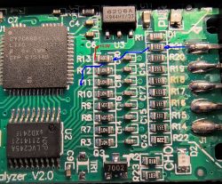 Zbliżenie płytki PCB z układem scalonym i rezystorami SMD; zaznaczona ścieżka niebieską linią i „+3.3V”.