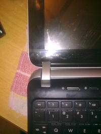 HP Mini 210-4160ew - Jak zdjąć osłony zawiasów przy wymianie matrycy?