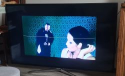 Telewizor z widoczną białą, przerywaną linią poziomą pośrodku ekranu