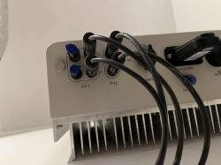 Zbliżenie na połączenia kabli falownika PV1 i PV2