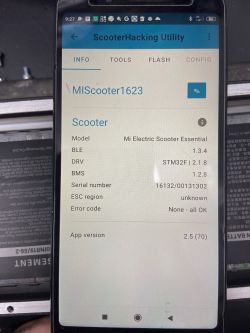 Ekran smartfona z aplikacją ScooterHacking Utility, pokazującą dane skutera Mi Electric Scooter Essential.