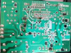 Płyta PCB niszczarki z widocznymi śladami przypaleń i naprawionymi ścieżkami.