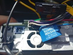 Zbliżenie tylnego panelu radia Pioneer z widocznymi przewodami i etykietą System Remote Control