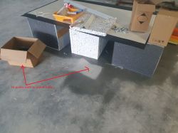 Wilgoć wokół obiektów na posadzce betonowej w hali z płyty warstwowej – przyczyny?