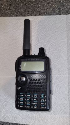 Czarny radiotelefon ręczny Kenwood z anteną, widok z przodu na papierowym ręczniku