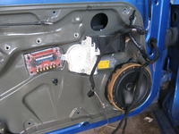 wygłuszenie drzwi oraz montaż zestawów głosników w VW golfie IV.własna produkcja